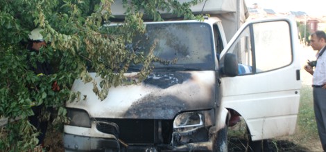 5 Yıldır Park Halinde Duran Kamyonet Yandı!