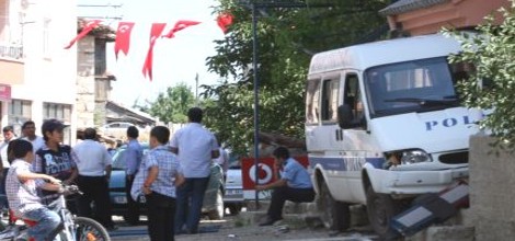 Polis Aracı Apartmana Çarparak Durabildi