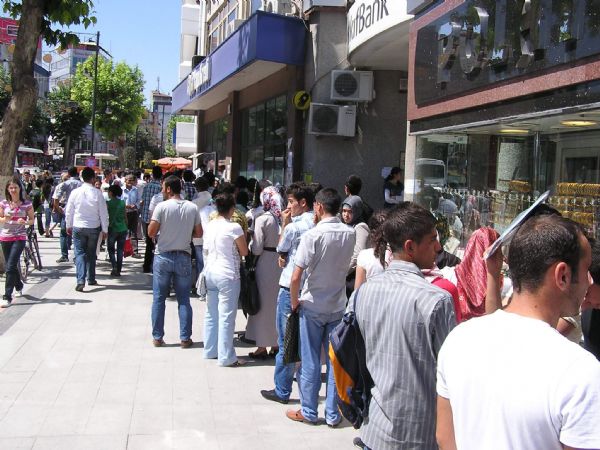 Öğrenciler Kayıt Harcı İçin Saatlerce Kuyrukta Bekledi