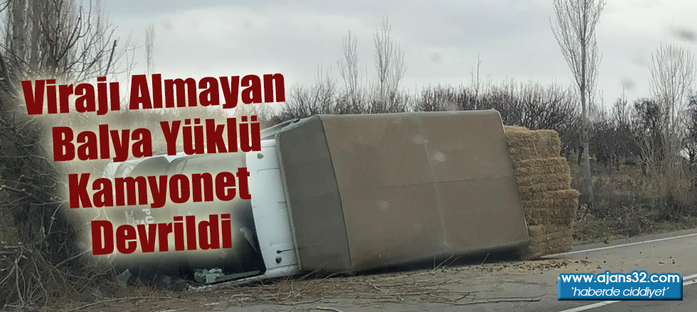 Virajı Almayan Balya Yüklü Kamyonet Devrildi