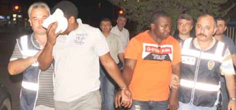 Gerçeklerini Sahte Para ile Değiştirip Kaçtılar