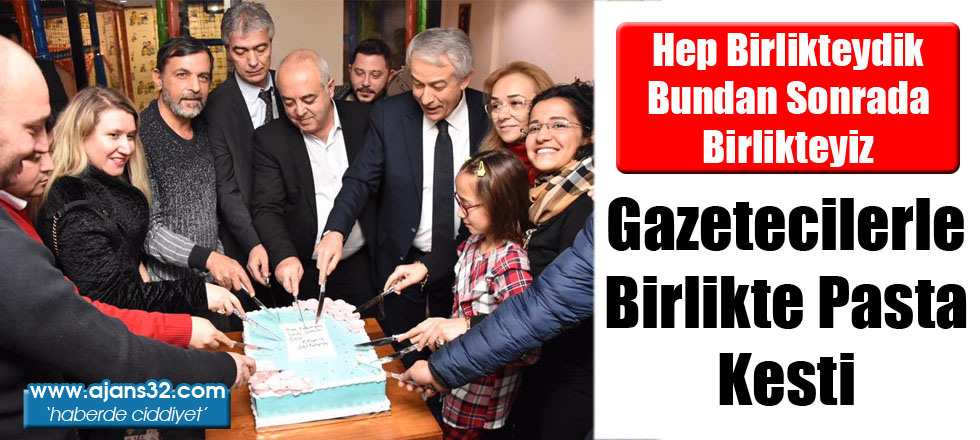 Gazetecilerle Birlikte Pasta Kesti