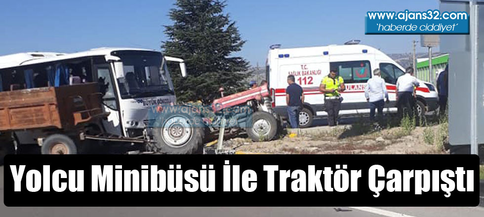 Yolcu Minibüsü İle Traktör Çarpıştı