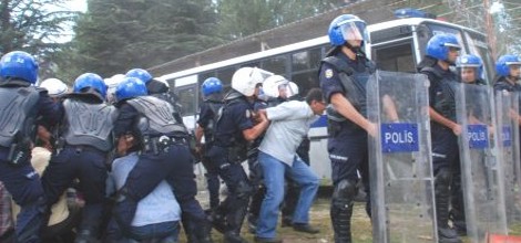 'Polis Polise Taş Attı' Vatandaş Çatıdan İzledi