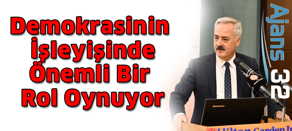 Demokrasinin işleyişinde  önemli bir rol oynuyor