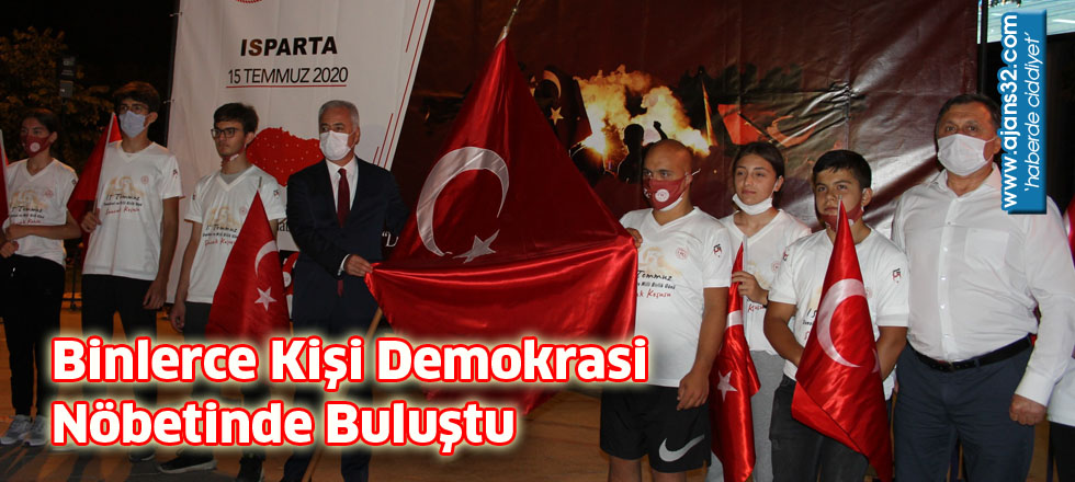 Binlerce Kişi Demokrasi Nöbetinde Buluştu