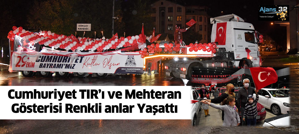 Cumhuriyet TIR’ı ve Mehteran Gösterisi Renkli Anlar Yaşattı