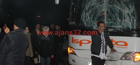 Buzlu Zeminde İki Yolcu Otobüsü Çarpıştı