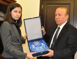 Vefat Eden Kaymakamın Eşine Plaket