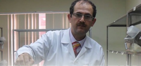 Ahmedinecad'ın Elinden Bilim Ödülü Aldı