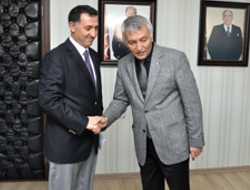 Caner Okul Bahçelerinin Ağaçlandırılması İçin Destek İstedi