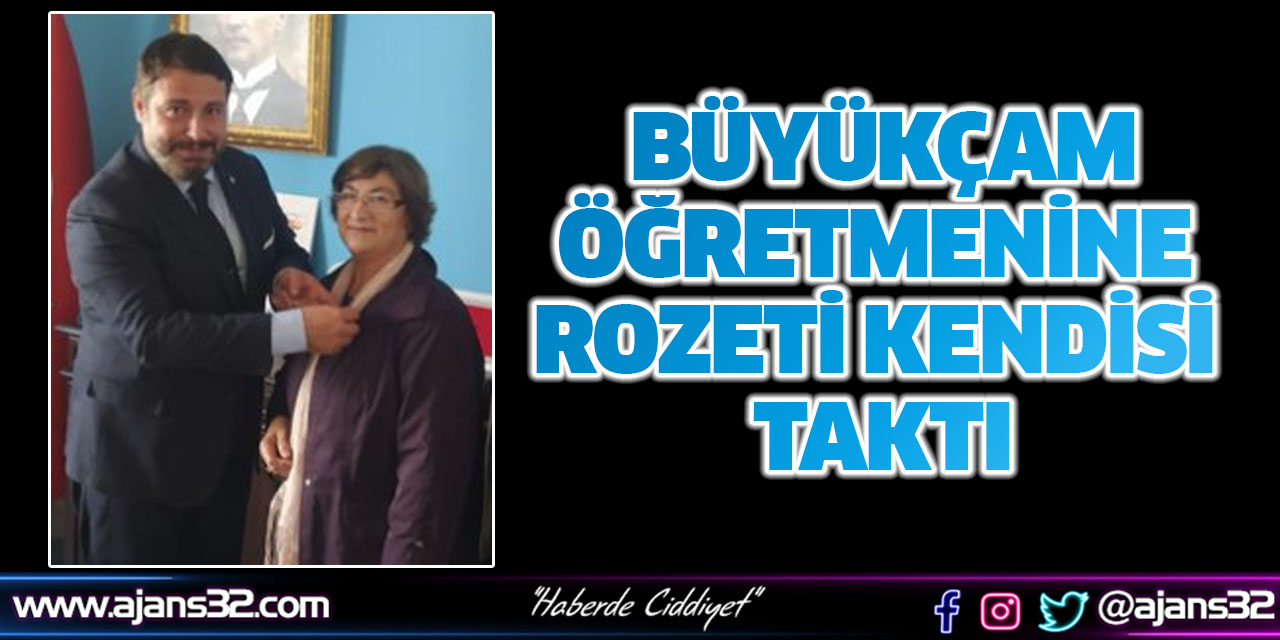 Öğretmenine Rozeti Kendisi Taktı