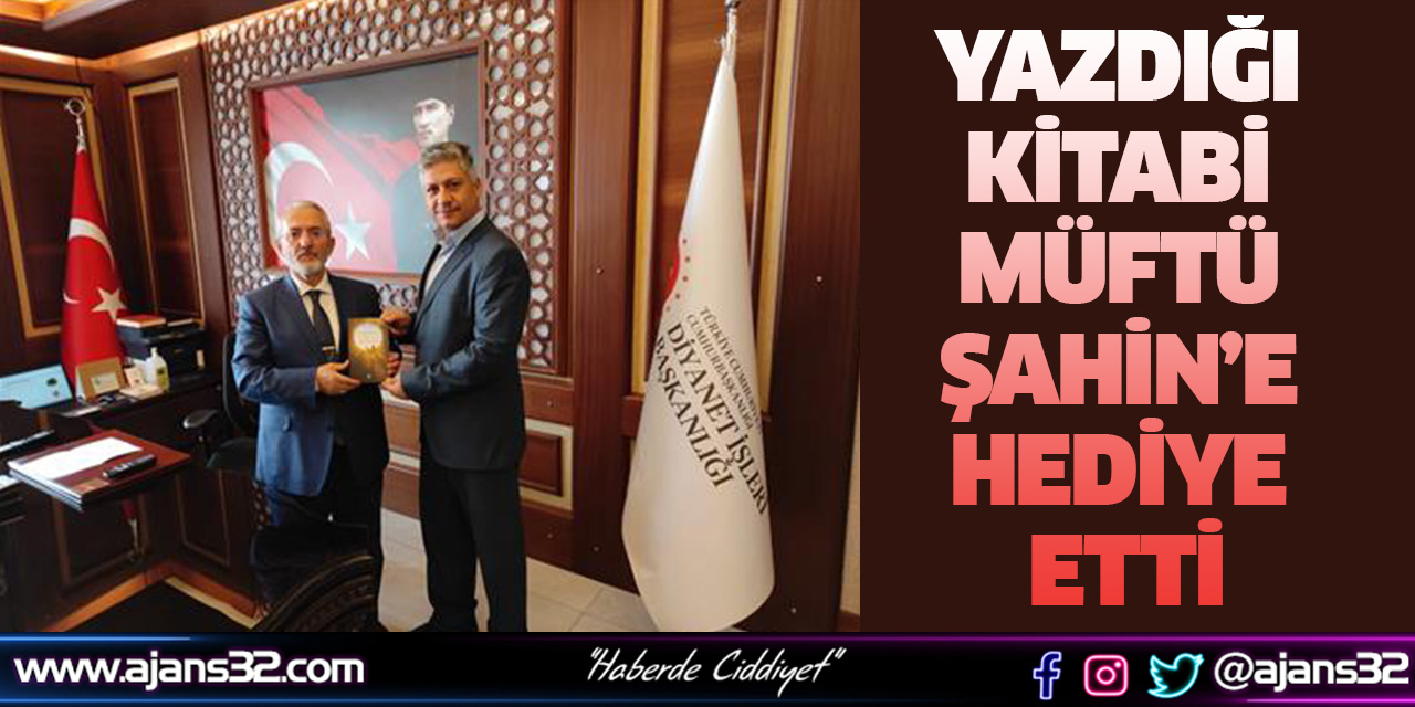 Yazdığı kitabı Müftü Şahin’e Hediye Etti