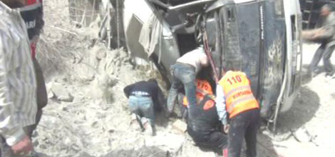 10 Tonluk Kamyonun Altından Kurtarıldı