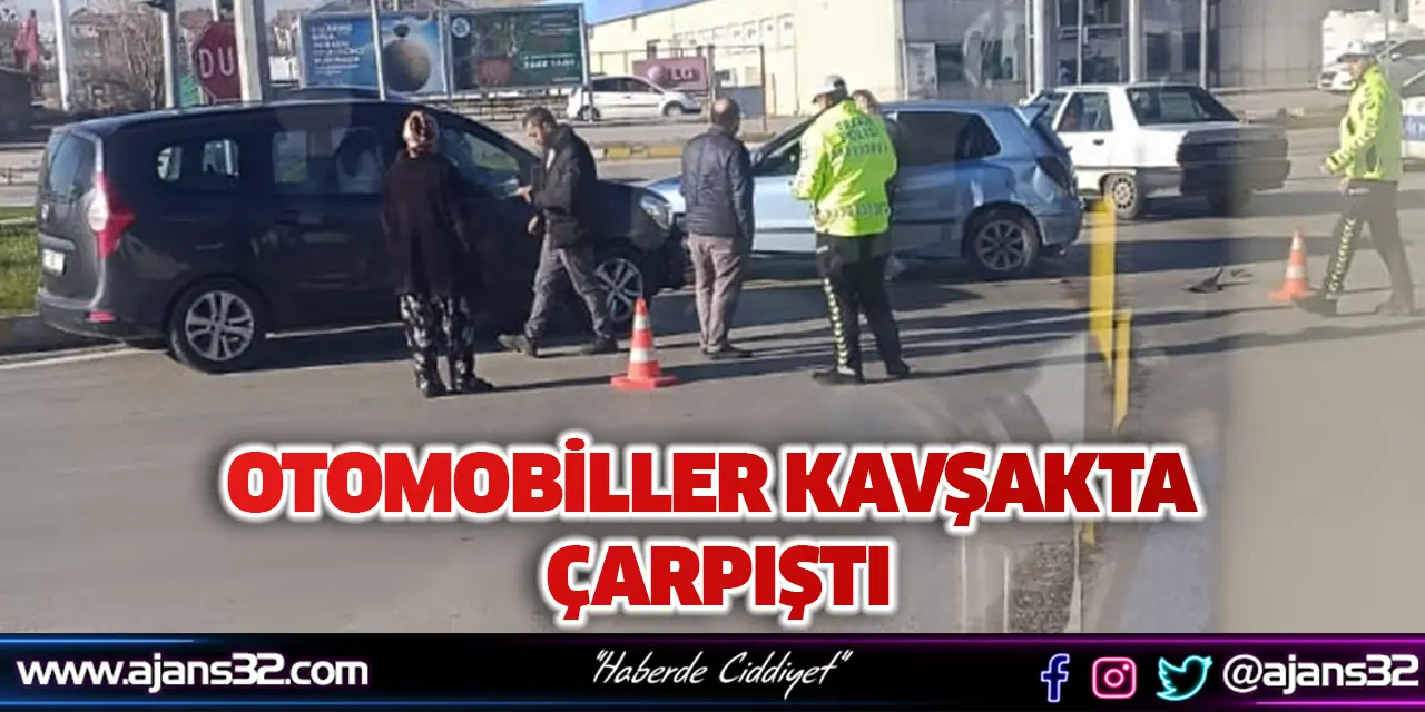 Otomobiller Kavşakta Çarpıştı