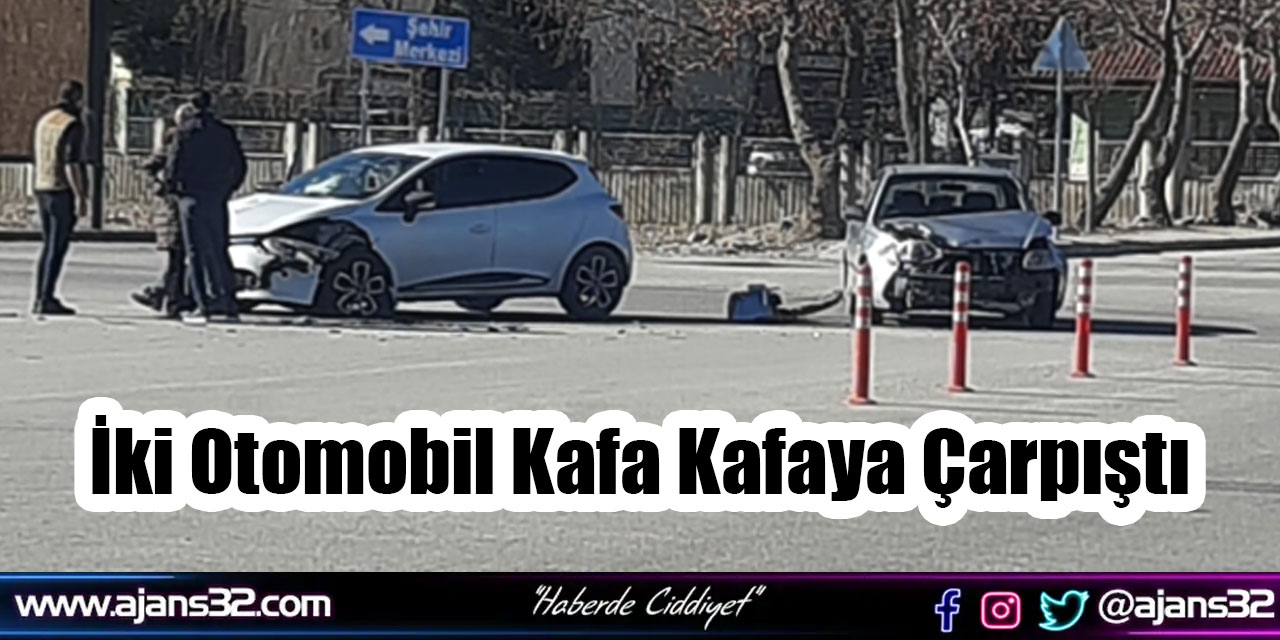 İki Otomobil Kafa Kafaya Çarpıştı