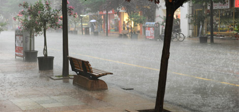 Aşırı Yağış Trafiği Kapattırdı