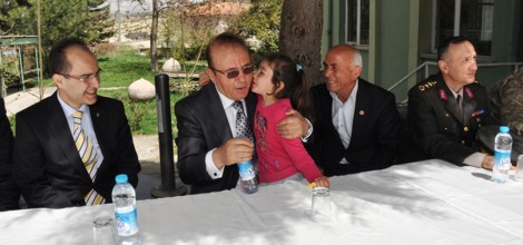 Vali Oğuz Koçtepe Köyünü Ziyaret Etti