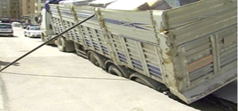 İstiklal Mahallesinde Yol Çoktü Tır İçinde Kaldı