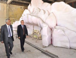 Vali Oğuz Gül Heykellerini Beğendi