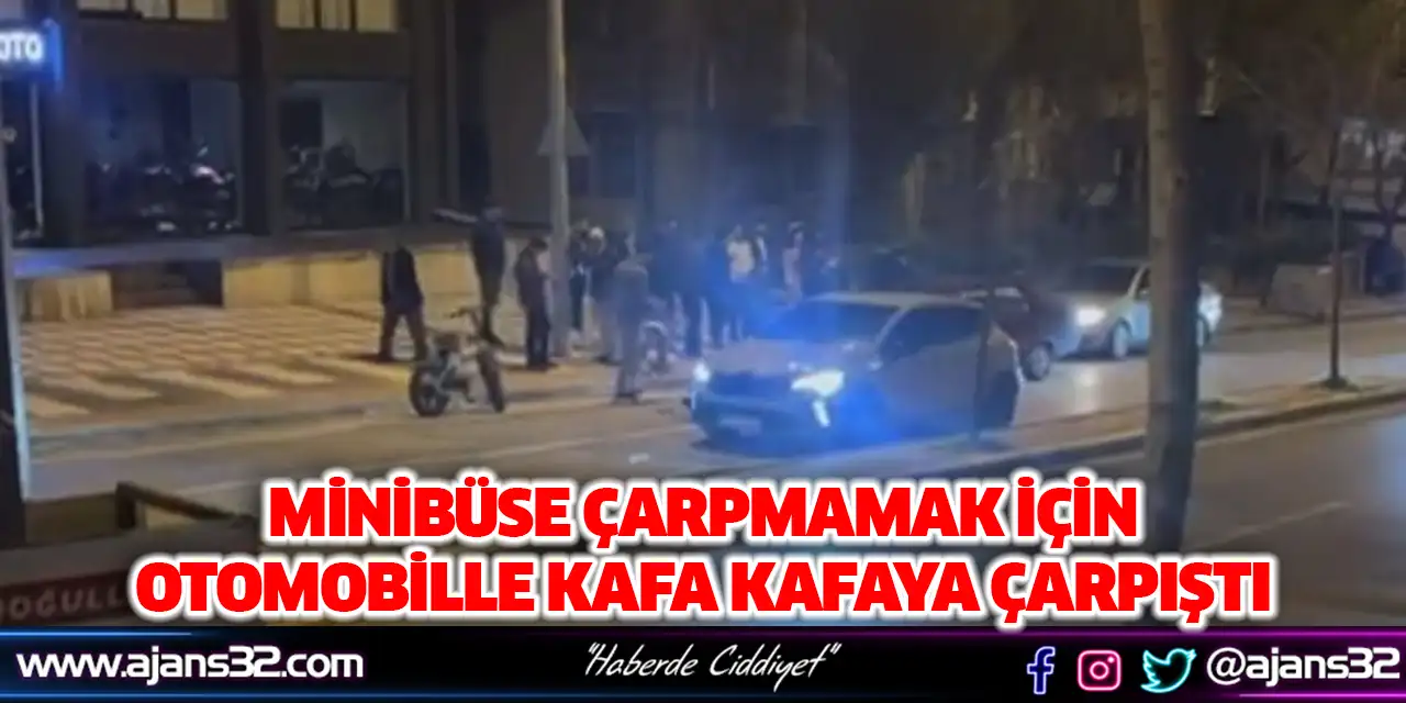 Minibüse Çarpmamak İçin Otomobille Kafa Kafaya Çarpıştı!