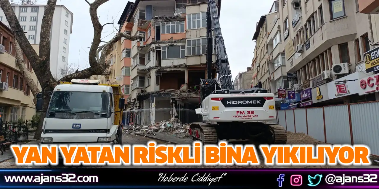 Yan Yatan Riskli Bina Yıkılıyor