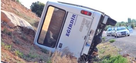 Eğirdir Yolunda Midibüs Devrildi: 14 Yaralı