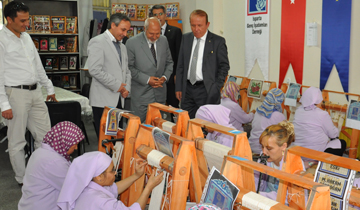 Vali Oğuz, Halı Dokuma Atölyesini Ziyaret Etti