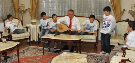 Vali Oğuz, Çocuk Yuvası'nda Kalan Çocukları Misafir Etti