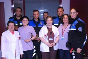 Polisten Hemşirelere Karanfil