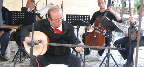 Vali Memduh Oğuz Tambur Çaldı