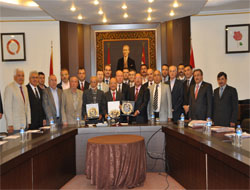 Görev Süresi Dolan Heyete Plaket Verildi