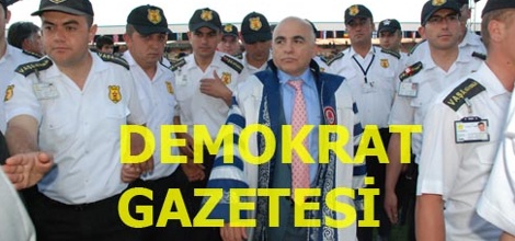 Mezuniyet Töreninde Rektörün Etrafında Etten Duvar