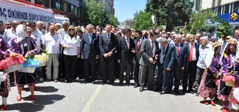 Isparta Gül ve Halı Festivali Kortej Yürüyüşüyle Başladı