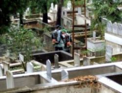 Mezarlığı Haciz Etti