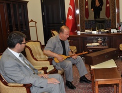 Vali Oğuz’a ‘Cura’ Hediye Edildi