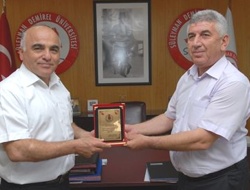 Rektör İbicioğlu'na Teşekkür Plaketi