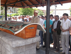 İpekçi’nin Manevi Annesi Vefat Etti