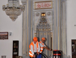 Isparta'da Camiler Gülsuyu İle Yıkanıyor