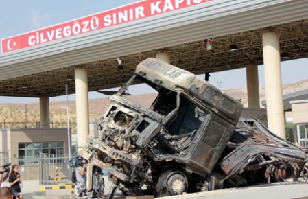 Suriye'de Yakılan Tırlardan Biri  Isparta İline Kayıtlı