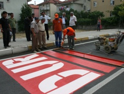 Yollara Modern Çizgi ve İşaretler