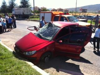 Kamyonla Otomobil Çarpıştı: 3 Yaralı