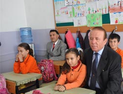 Vali Oğuz, Öğrenciler İlkokulunu Ziyaret Etti