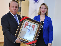 İlk Konuk Vali Oğuz Oldu