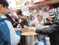 AK Parti Kadın Kolları Aşure Dağıttı