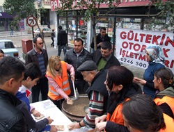 Ekmek Teknelerinde Aşure Dağıttılar