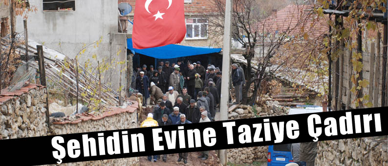 Şehidin Evine Türk Bayrağı Asıldı