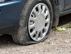 Arabaların Lastiklerini Kesip Kaçtılar