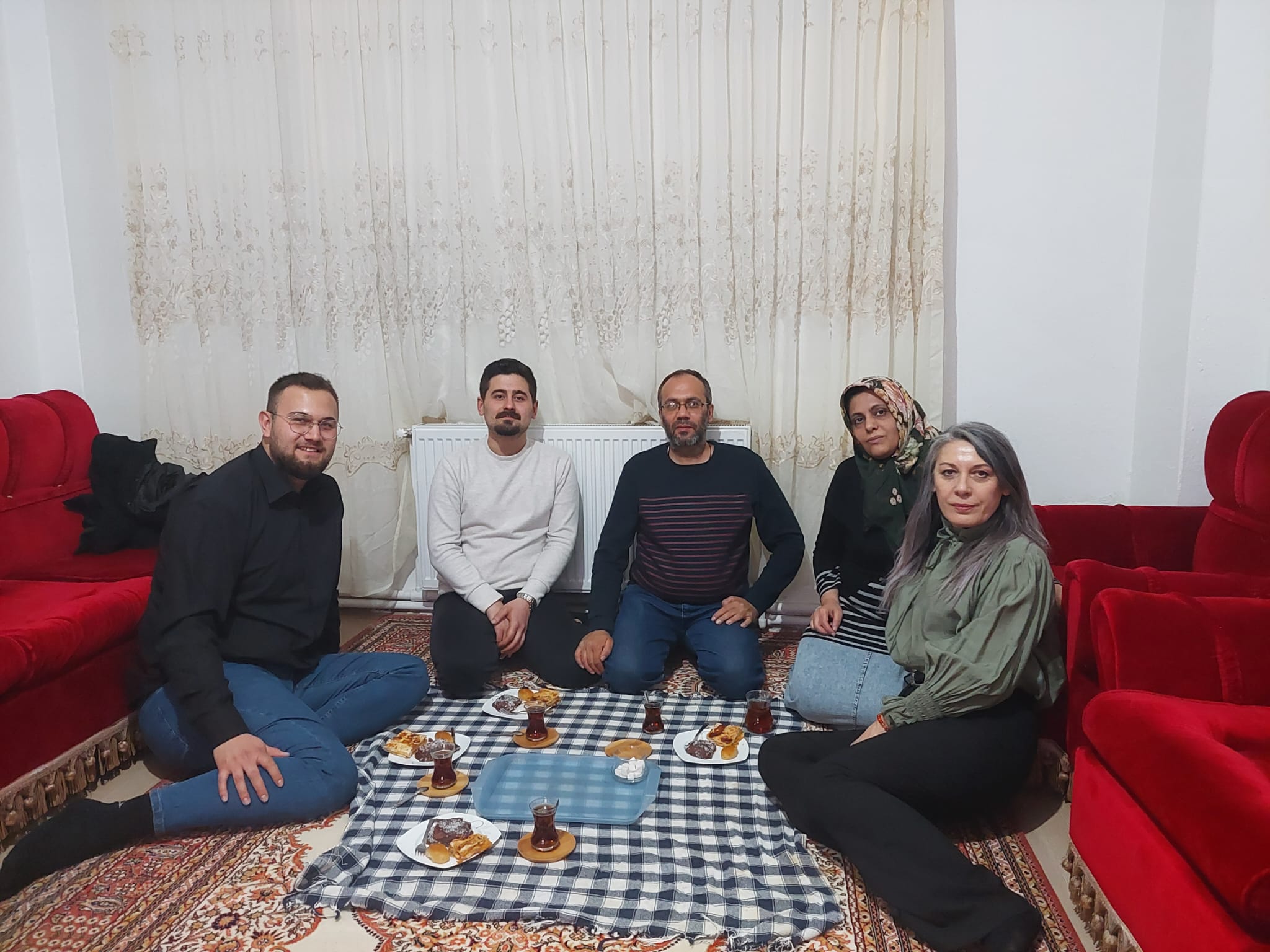 chp-genclik-kollari-depremzedelerle-iftar-sofrasinda-bulusuyor-1.jpg