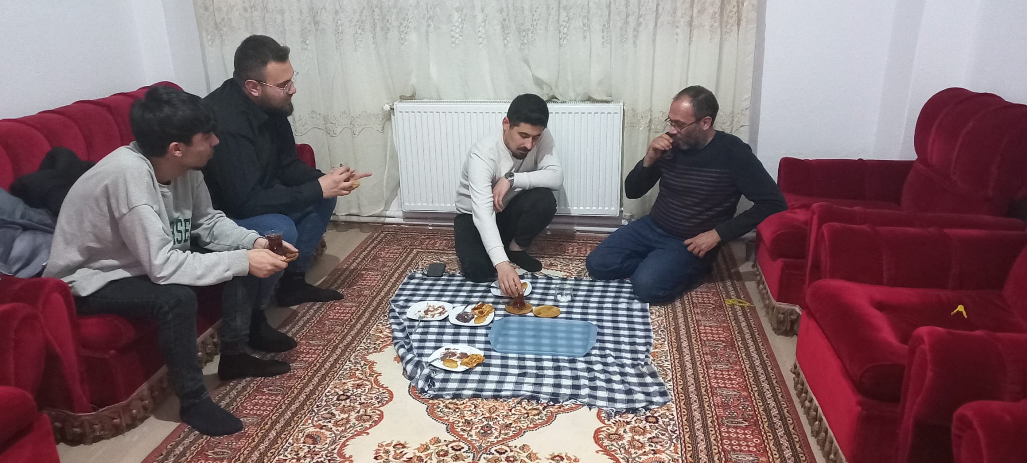 chp-genclik-kollari-depremzedelerle-iftar-sofrasinda-bulusuyor-2.jpg
